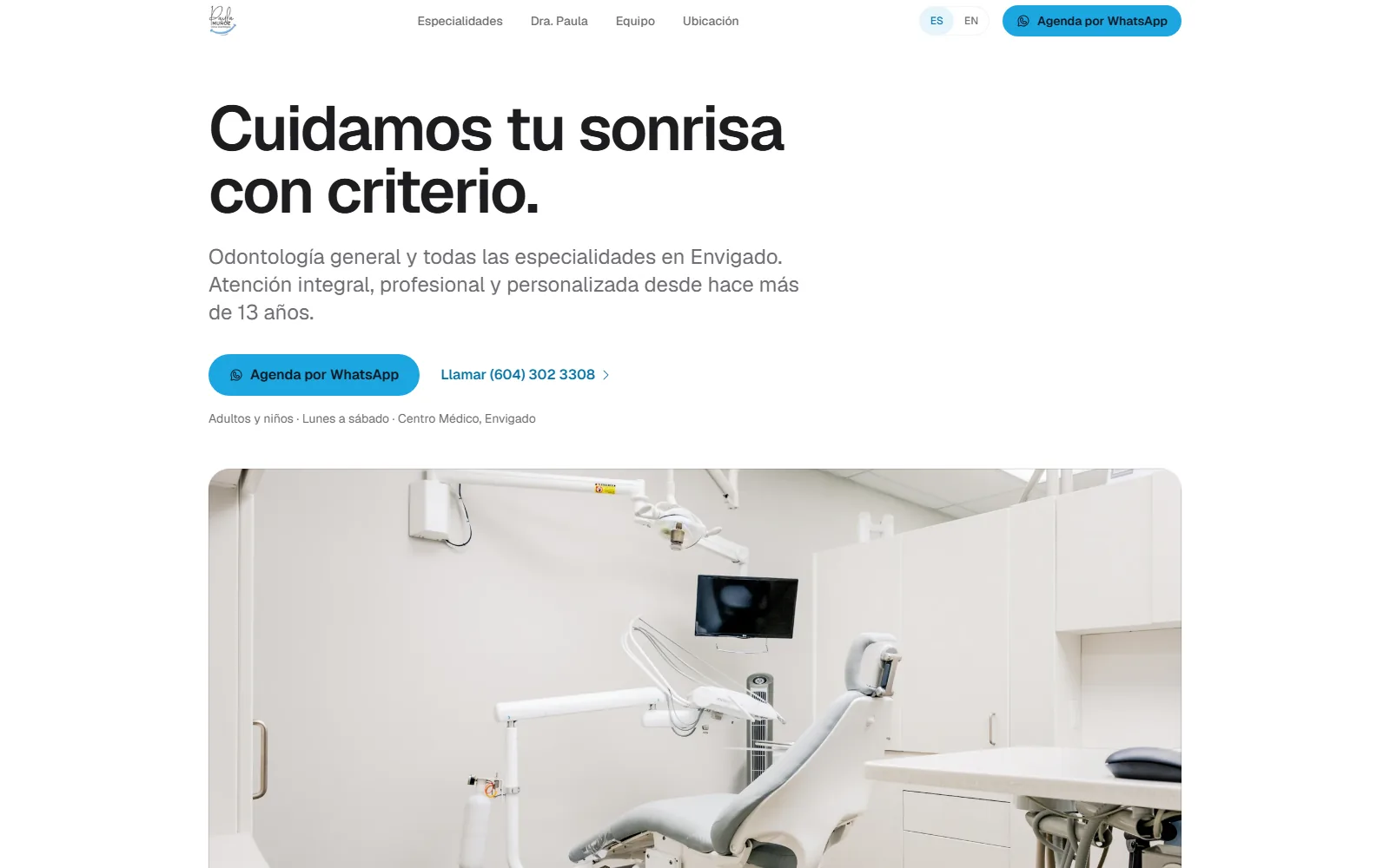 Portada del sitio de la clínica con el titular «Cuidamos tu sonrisa con criterio», los botones para agendar por WhatsApp y llamar, y una foto de consultorio